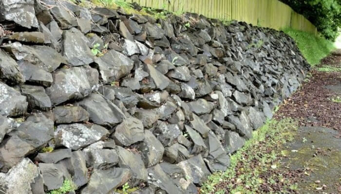 Descarregamento de pedra rachão para darmos início a mais um muro